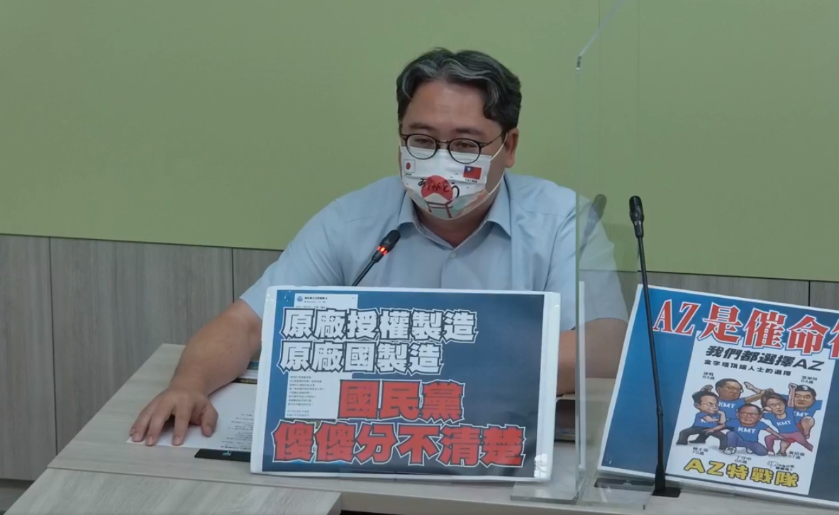 黃世杰反批國民黨混淆原廠受授權製造與原廠國製造的差別。(翻攝自民進黨團臉書)