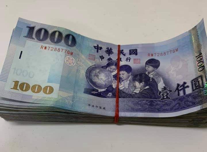 網友分享至ATM現金存款，機器卻鬧烏龍吐回近3倍現鈔。（翻攝爆料公社臉書）