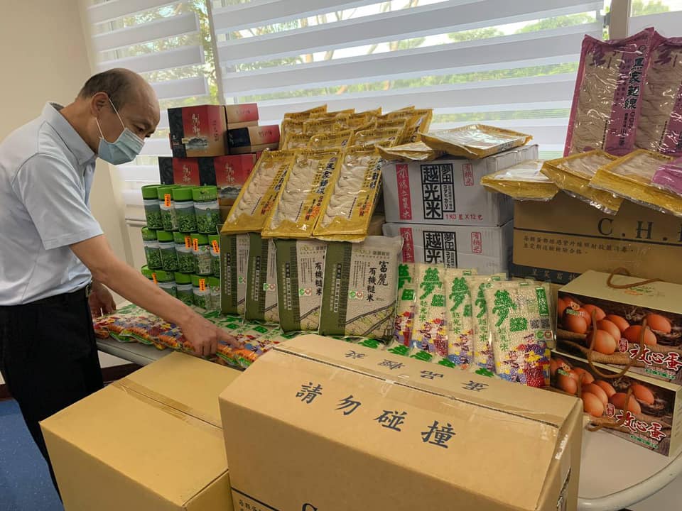 前高雄市長韓國瑜近來積極投入公益活動，臉書上也時常評論時事，似乎有意轉換形象、為繼續從政鋪路。（翻攝自韓國瑜臉書）