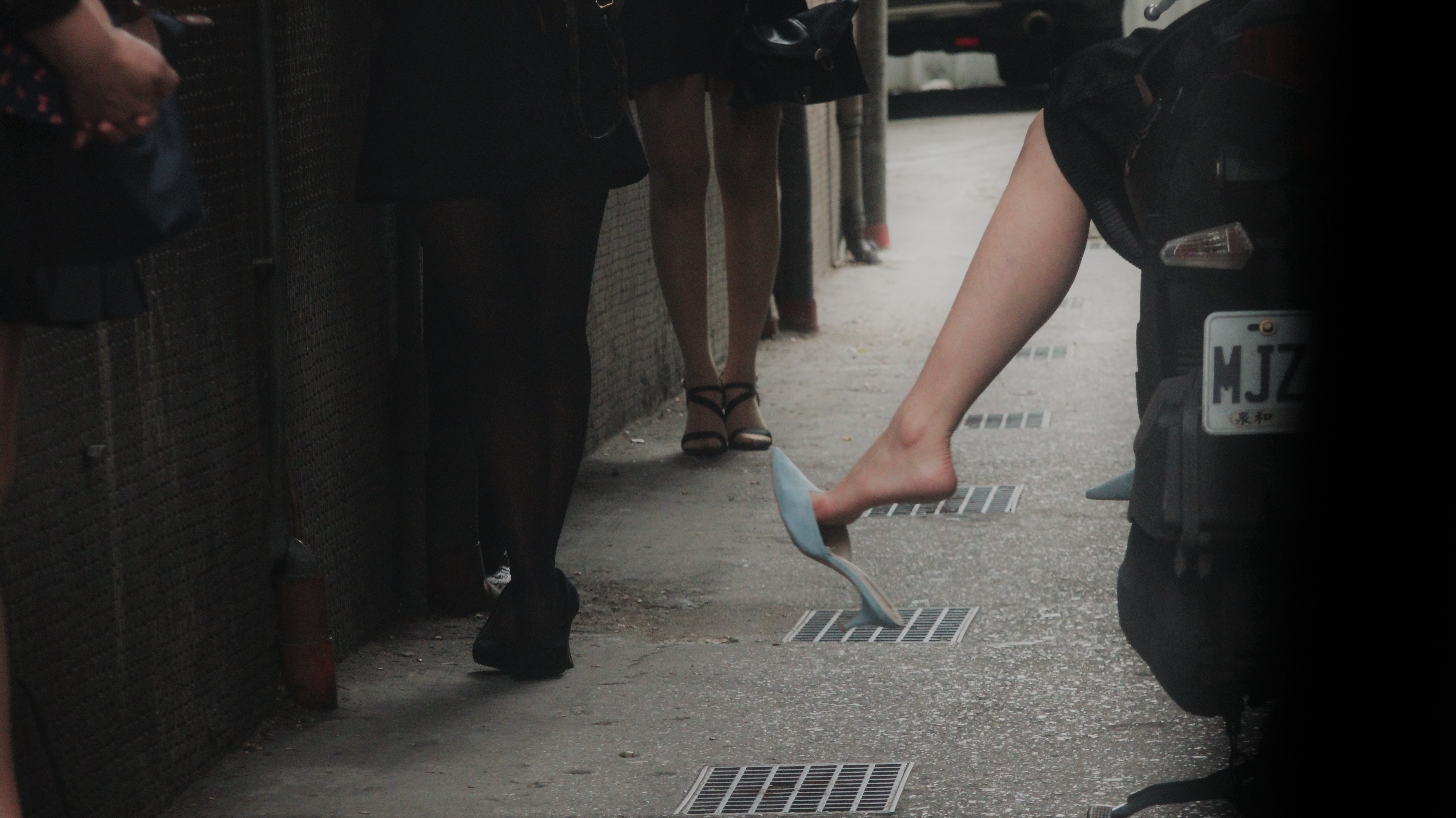 萬華在地人劉先生直擊在政府宣布微解封後,許多拉客街妓也跟著出沒,坐在機車上攬客。(翻攝畫面)