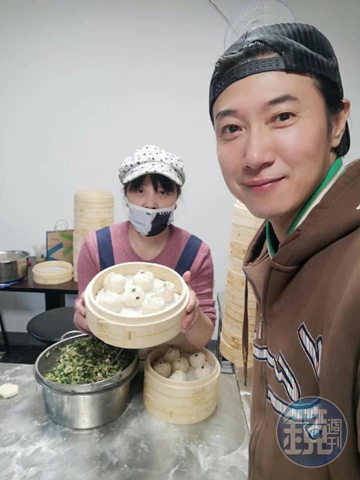 美食家陳鴻（右）也對王紅林的好手藝讚譽有佳，2人因此成為好朋友。（王紅林提供）