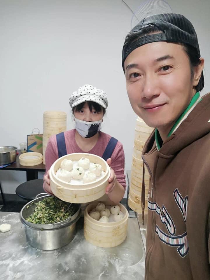 美食家陳鴻（右）也對王紅林的好手藝讚譽有佳，2人因此成為好朋友。（王紅林提供）