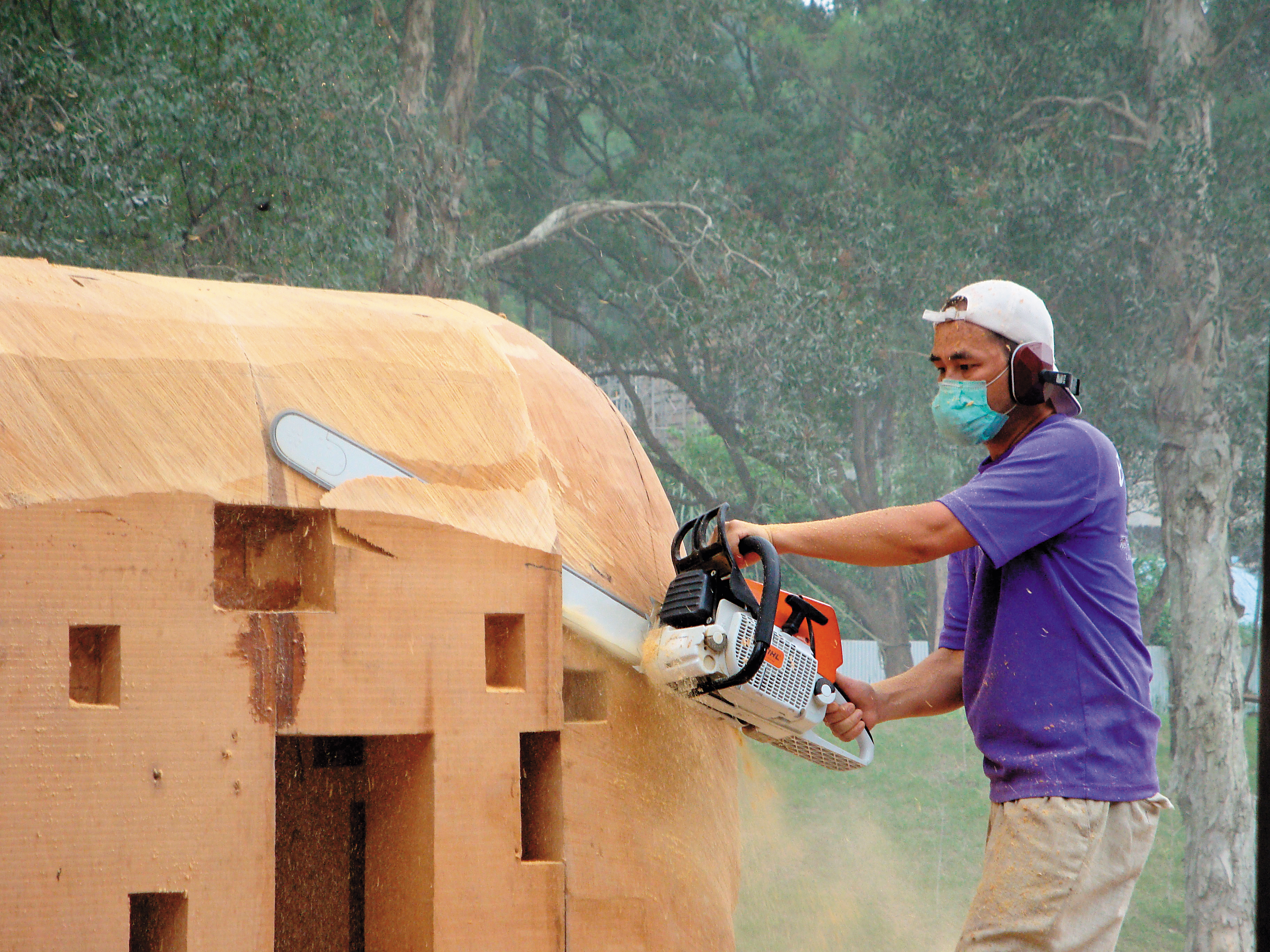 藍偉文參與BenQ國際雕塑創作營，協助黃明鐘老師作品進行大剖初胚。（藍偉文提供）