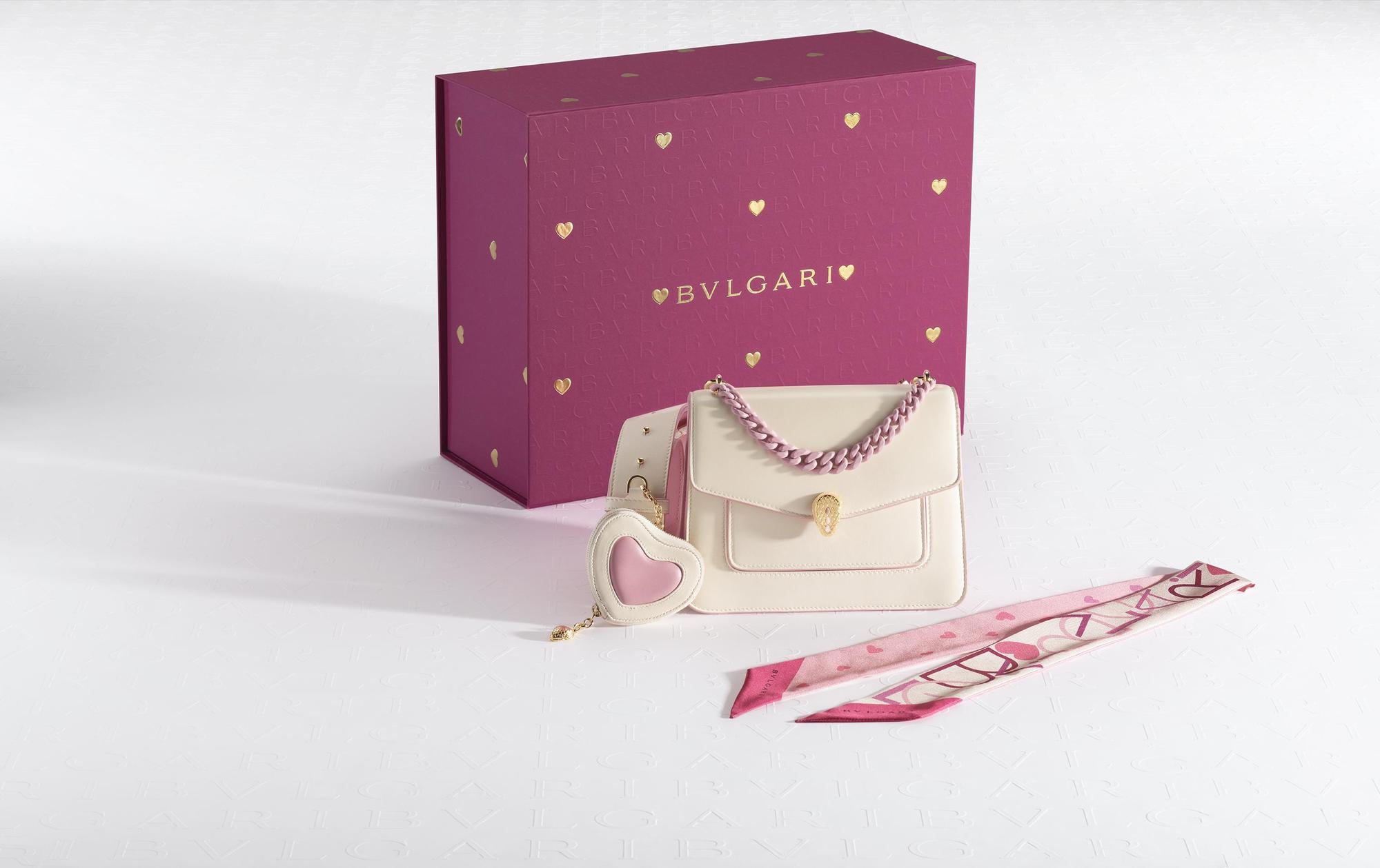 BVLGARI Serpenti Forever Maxi Chain象牙蛋白石色小羊皮手提肩背包套組。NT$117,000(BVLGARI提供)