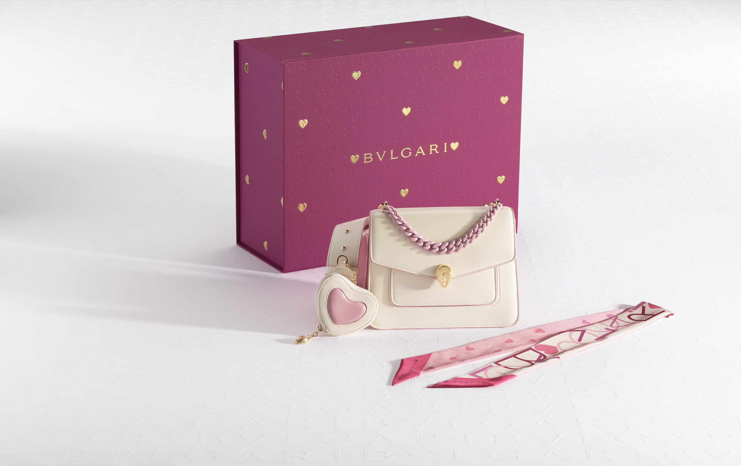 BVLGARI Serpenti Forever Maxi Chain象牙蛋白石色小羊皮手提肩背包套組。NT$117,000（BVLGARI提供）