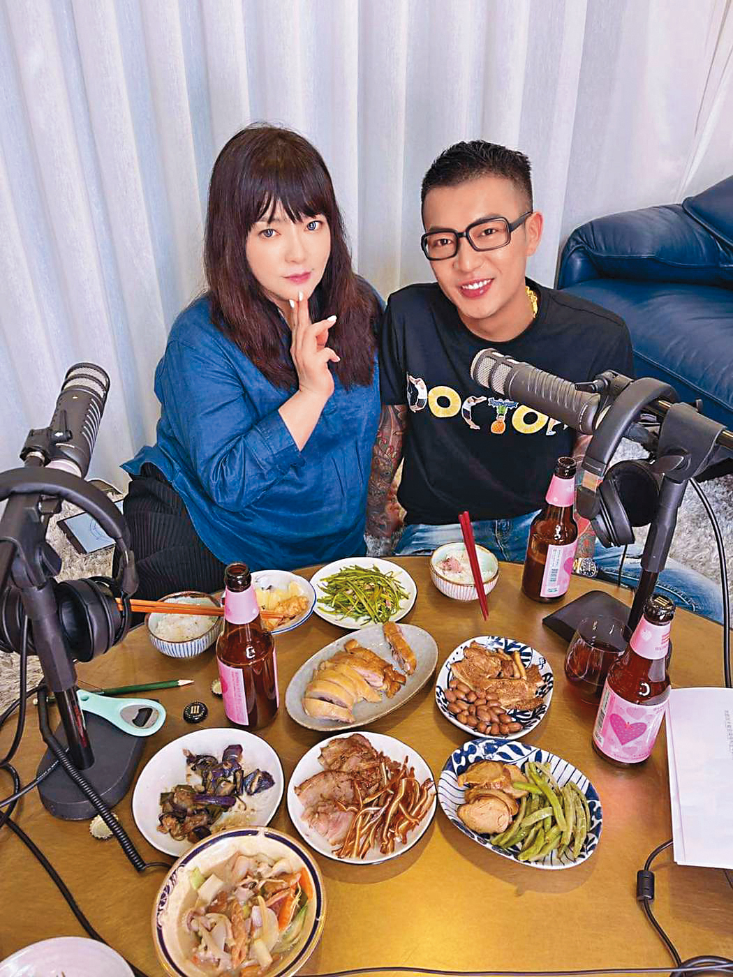 唐綺陽的直播吸引大咖藝人以及熱門網紅合作，也曾訪談過鳳梨（右）。（翻攝自鳳梨臉書）