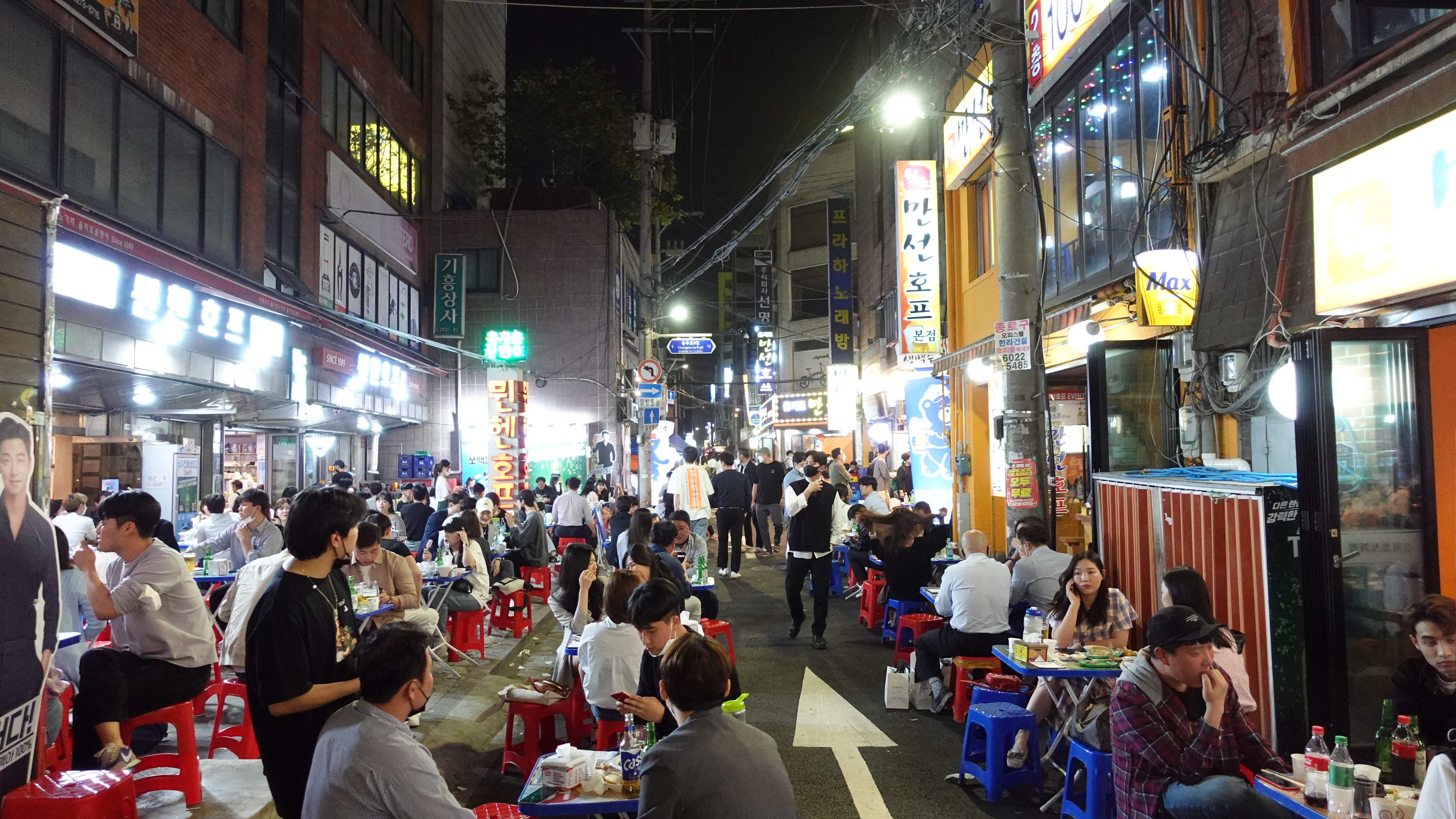 導遊以實境視角線上帶玩韓國、釜山等美食集散地。（韓國觀光公社提供）