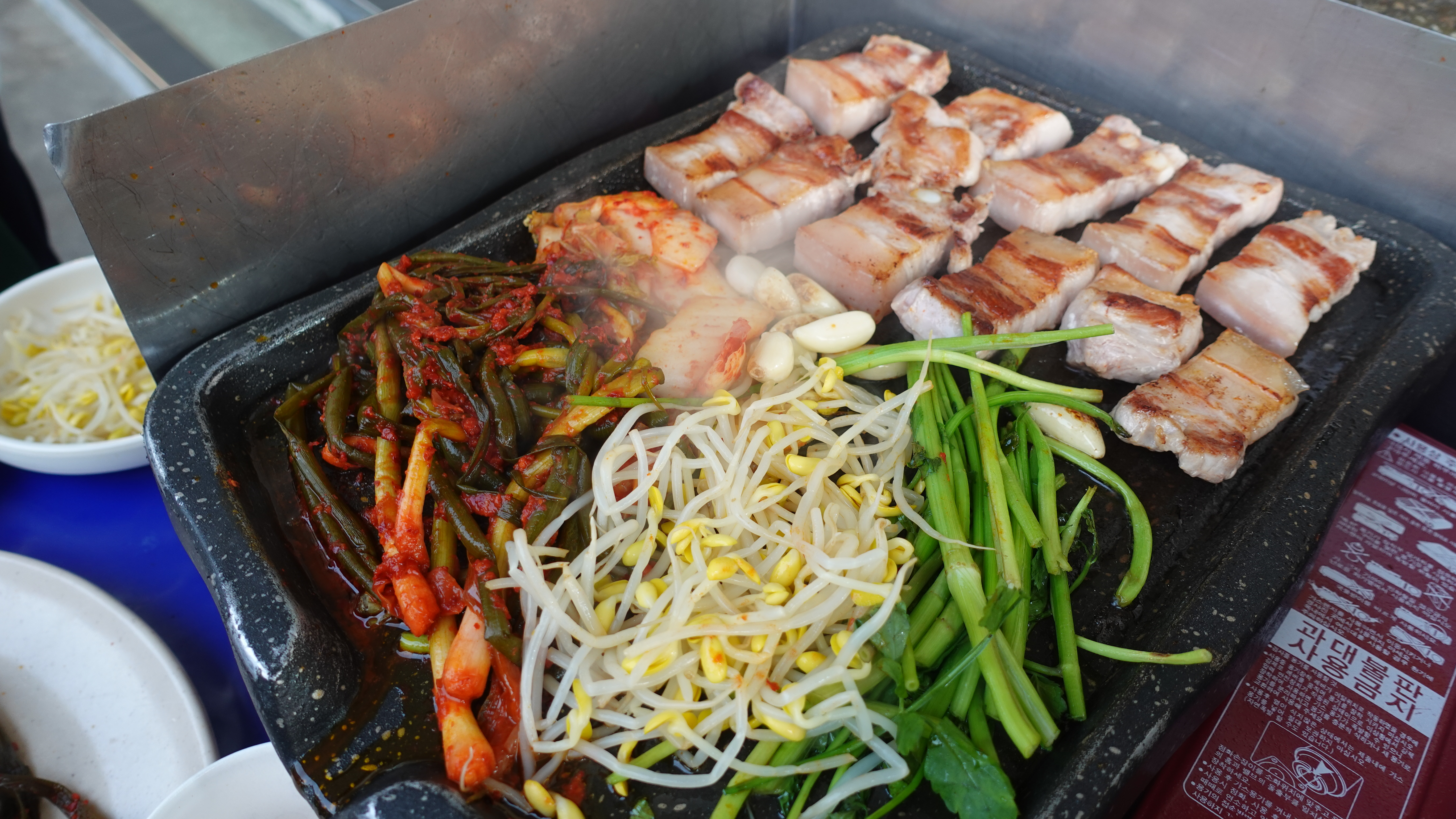 甚至烤肉的聲音都能清晰聽見，成功推廣韓國在地美食。（韓國觀光公社提供）