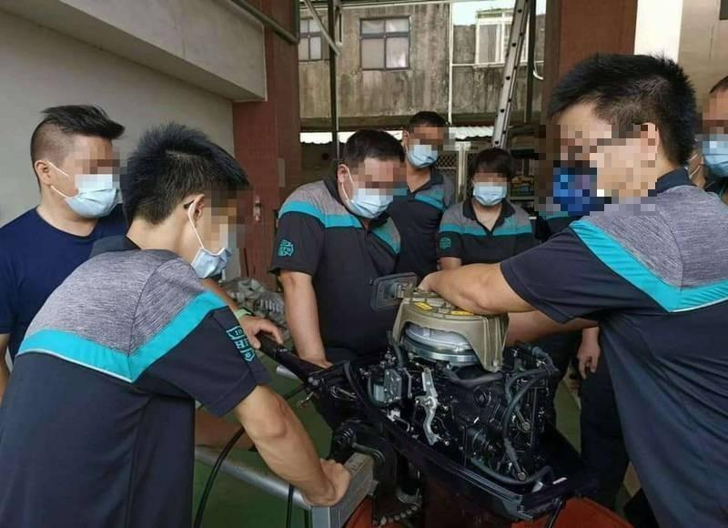 搶救大火與受困民眾不幸殉職的勇消陳志帆（左）生前留影。（消防局提供）