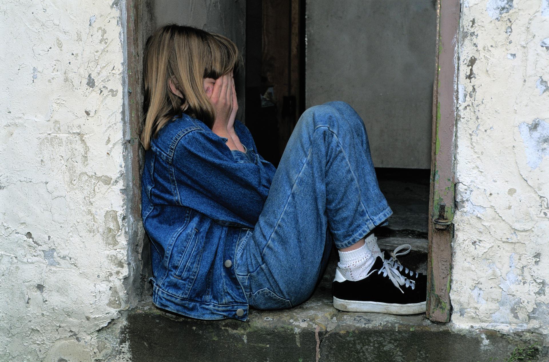 女童遭父母虐待，導致其營養不良、胃部破裂、身上多處傷痕；示意圖，非當事人。（pixabay）