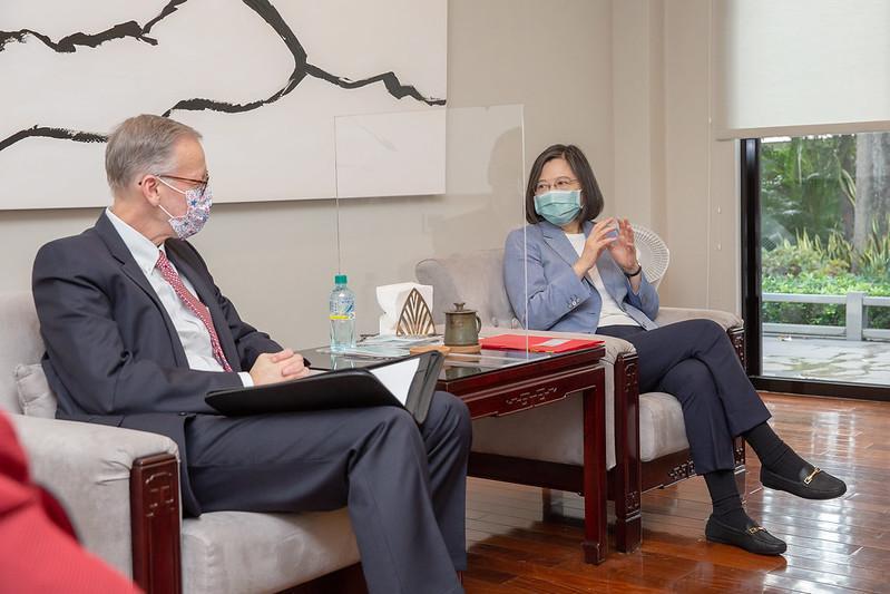 蔡英文於臉書對酈英傑表示感謝,並呼應酈英傑道別信中所稱「台灣永遠不會離開你們」。(總統府提供)