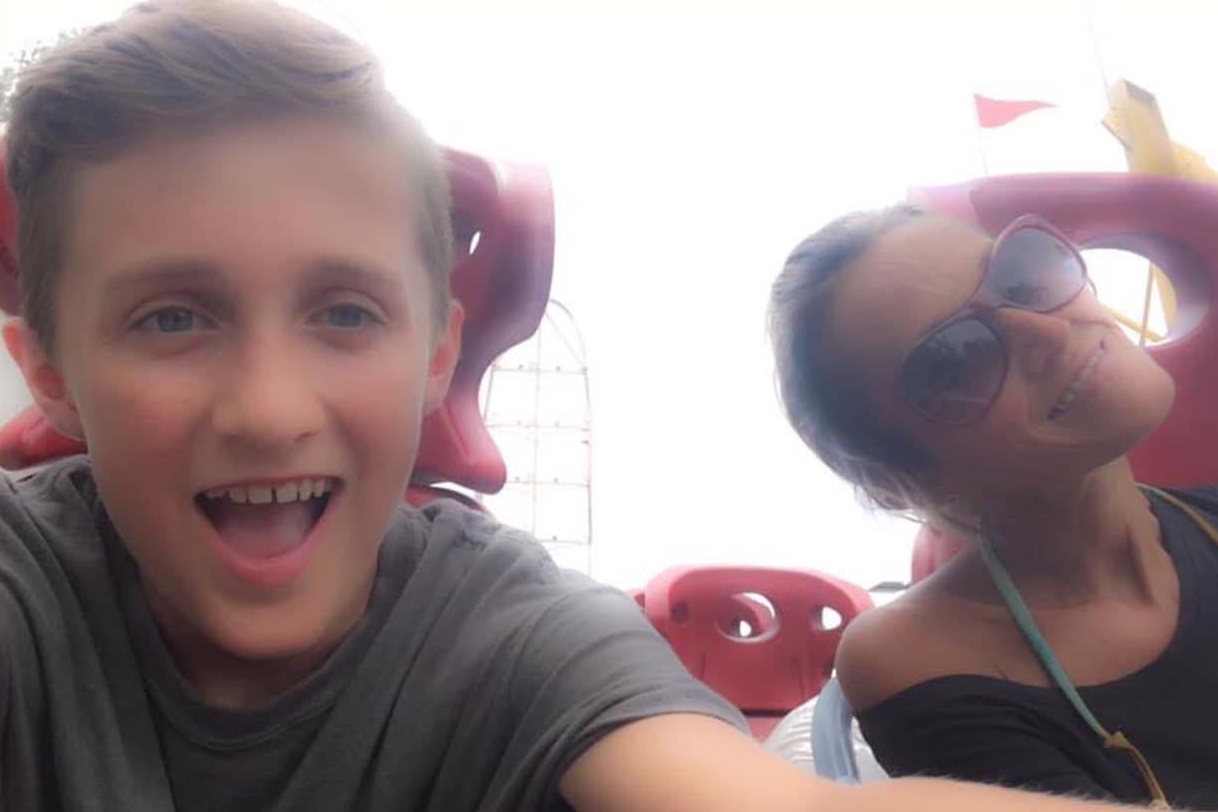 美國一對母子檔熱愛搭乘雲霄飛車，未料竟發生母親猝死意外。（翻攝自當事人臉書）