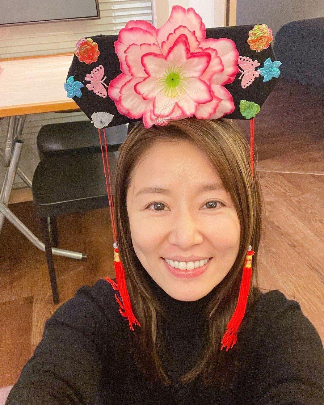 林心如在去年的聚會上，再次戴上格格髮飾，讓人看了頓時童年回憶又回來了！（翻攝自林心如IG）