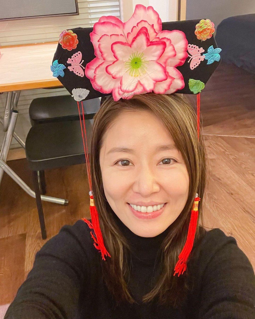 林心如在去年的聚會上，再次戴上格格髮飾，讓人看了頓時童年回憶又回來了！（翻攝自林心如IG）