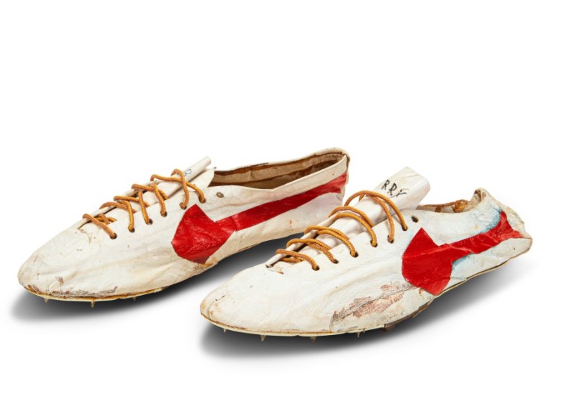 蘇富比將於7月23日拍賣NIKE共同創辦人鮑爾曼手工製作的田徑鞋，預計將賣出120萬美元（約新台幣3,300萬元）的高價。（翻攝自Sotheby’s網站）