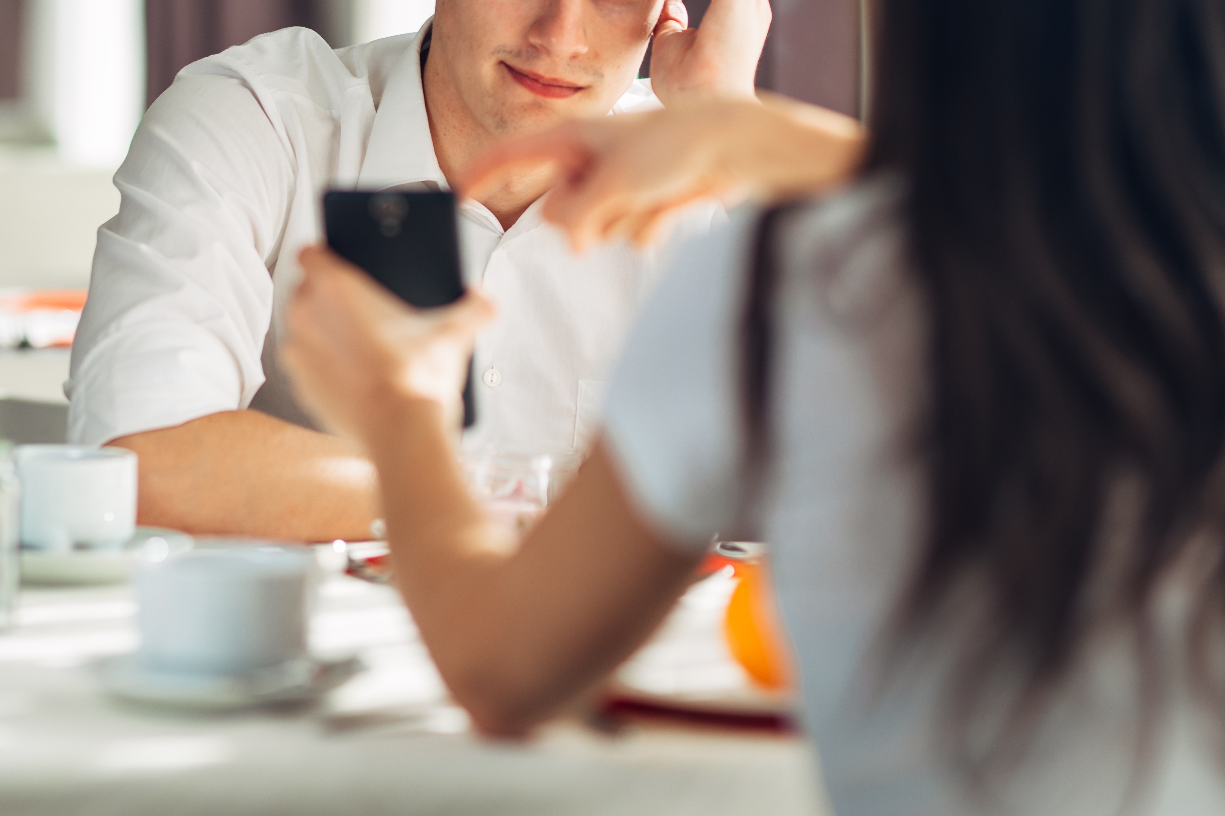 偷吃必留下痕跡，一位男網友就被女友發現「通話紀錄」不對勁。（示意圖，東方IC）