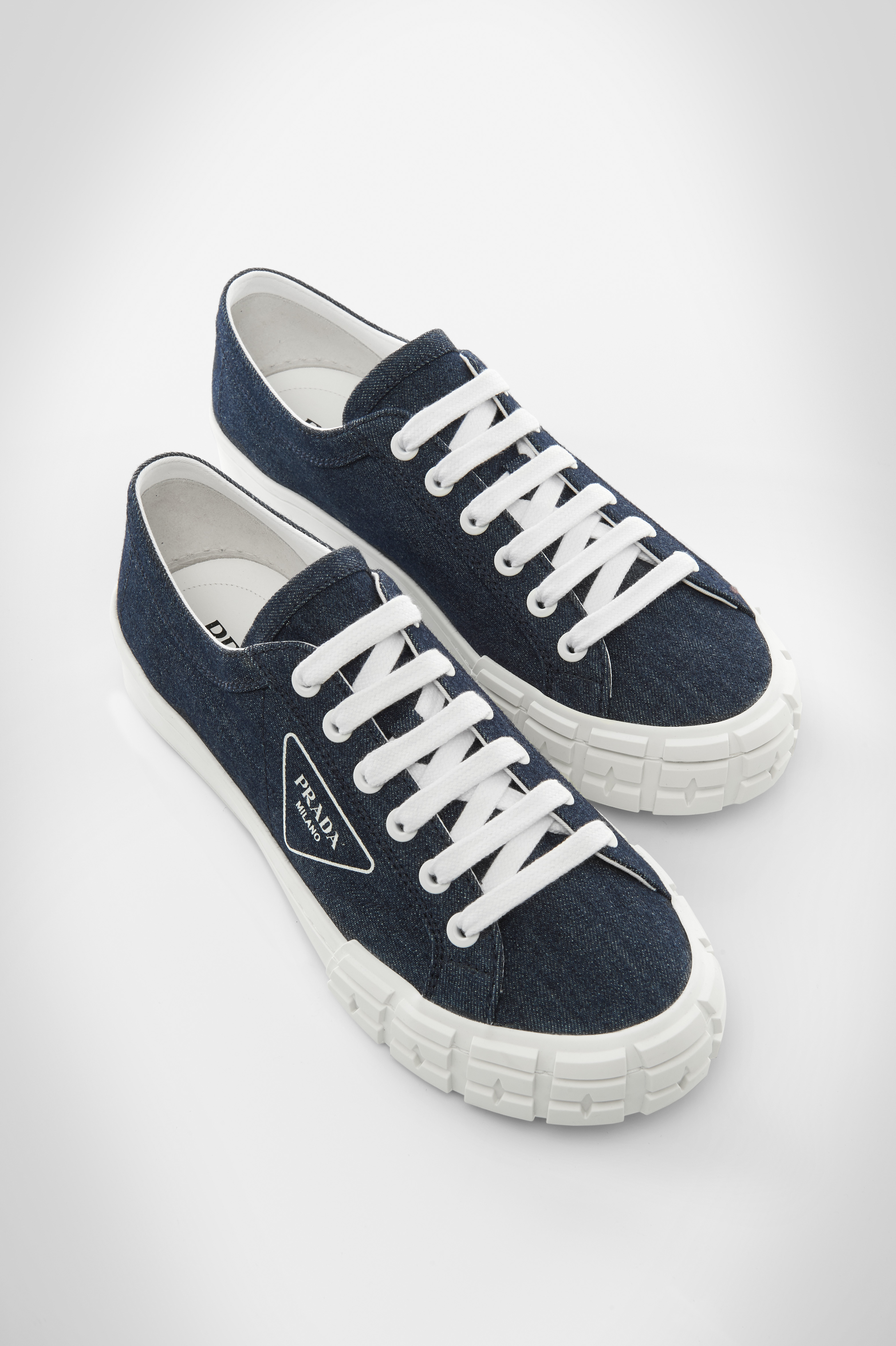PRADA OUTDOOR系列丹寧休閒鞋。NT$28,500（PRADA提供）