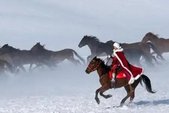 賀嬌龍2020年時,因身披紅斗篷、馳騁雪原的影片,在網路爆紅。(翻攝自微博)
