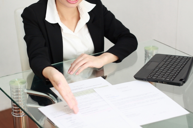 面試或報到當天通常會被人事要求填寫不少資料。（示意圖，photoAC）