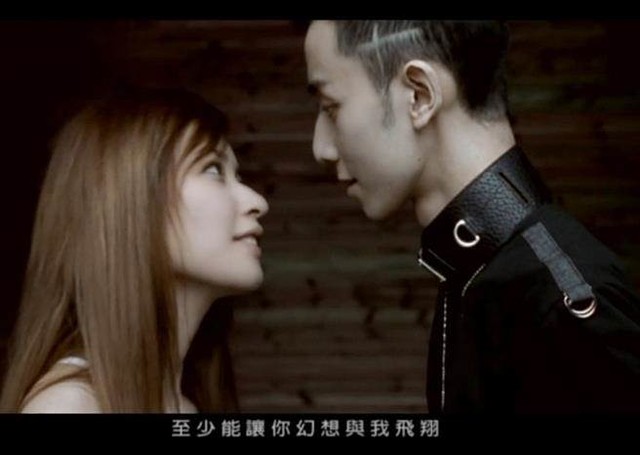 許維恩(左)與作詞家男友楊明學(右)交往1年多,兩人合演楊明學創作的〈旋木〉MV。(翻攝自YouTube)