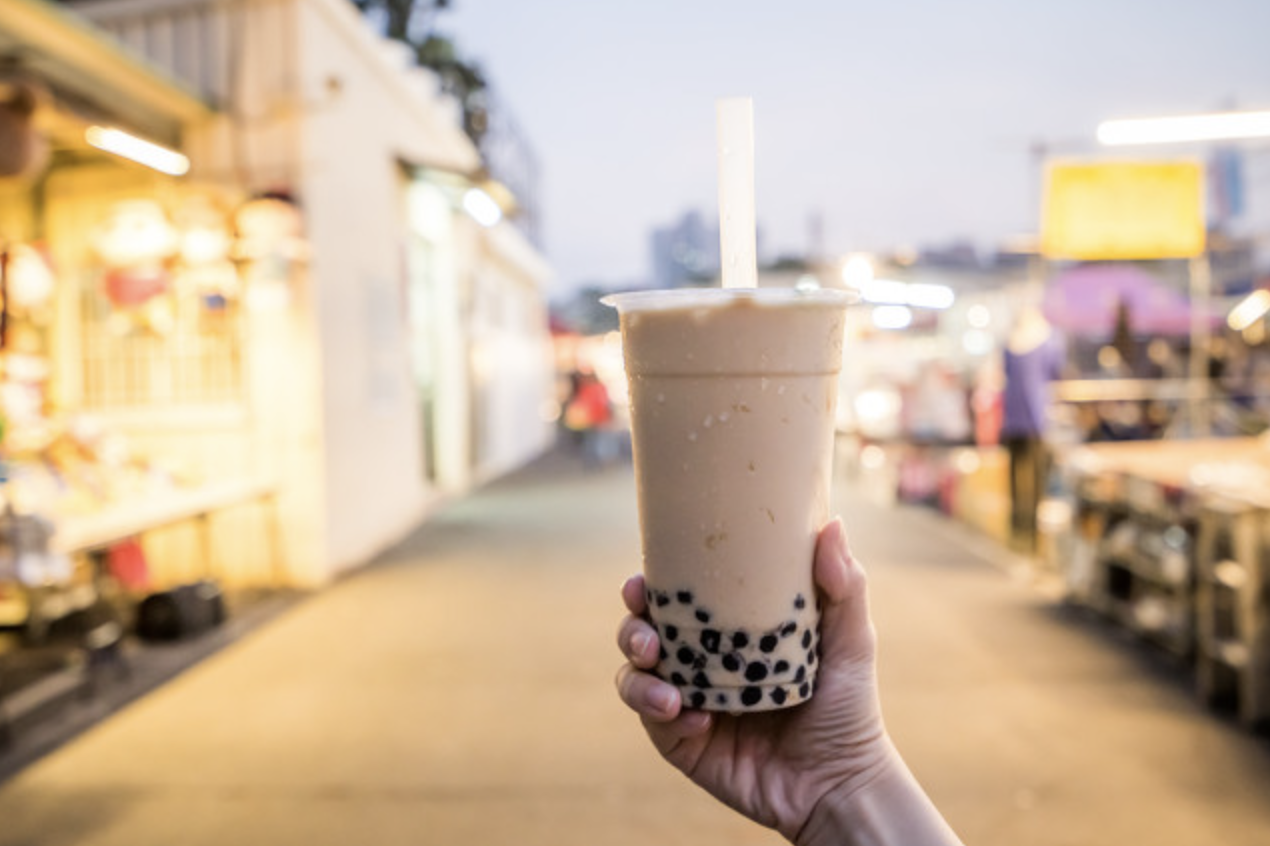 不少人會訂購飲料請醫護人員或外送員喝,以慰勞他們的辛苦。(示意圖,東方IC)