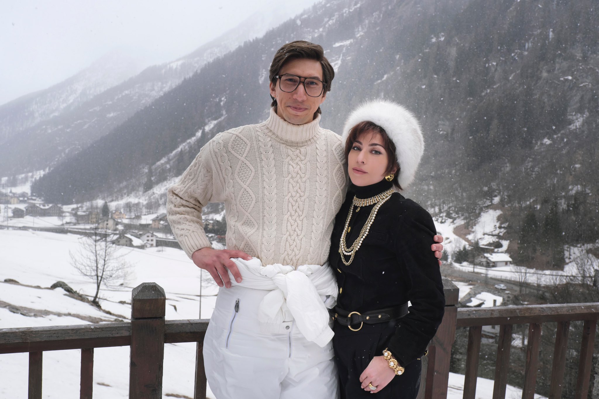亞當崔佛（左）與女神卡卡（右）一起主演Gucci家族的傳記電影，講述時尚豪門奪權、內鬥、暗殺的愛恨情仇。（翻攝自女神卡卡推特）