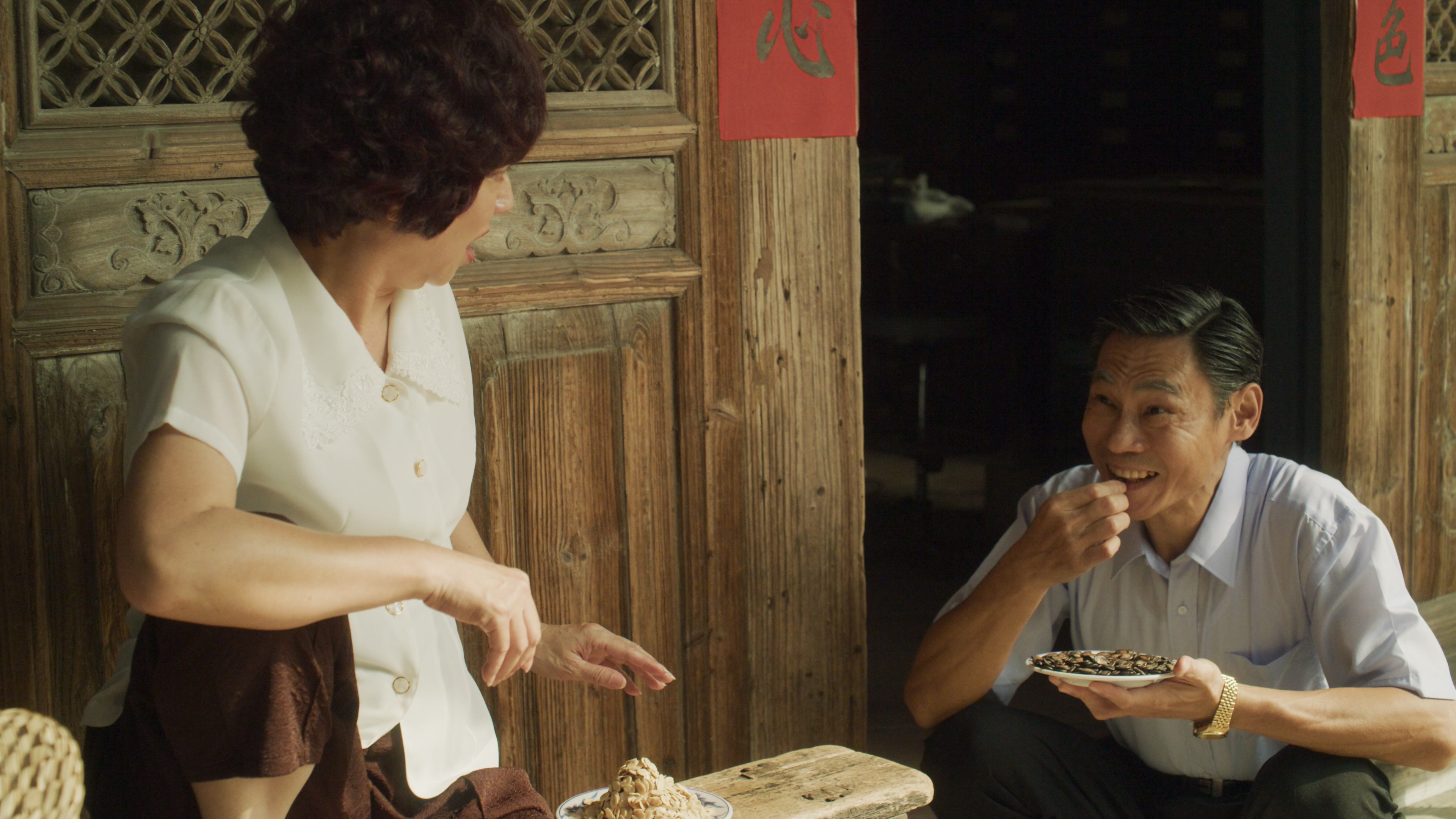 夏靖庭（右）趁疫情待在家，成了家中「麵點王」。（華視提供）