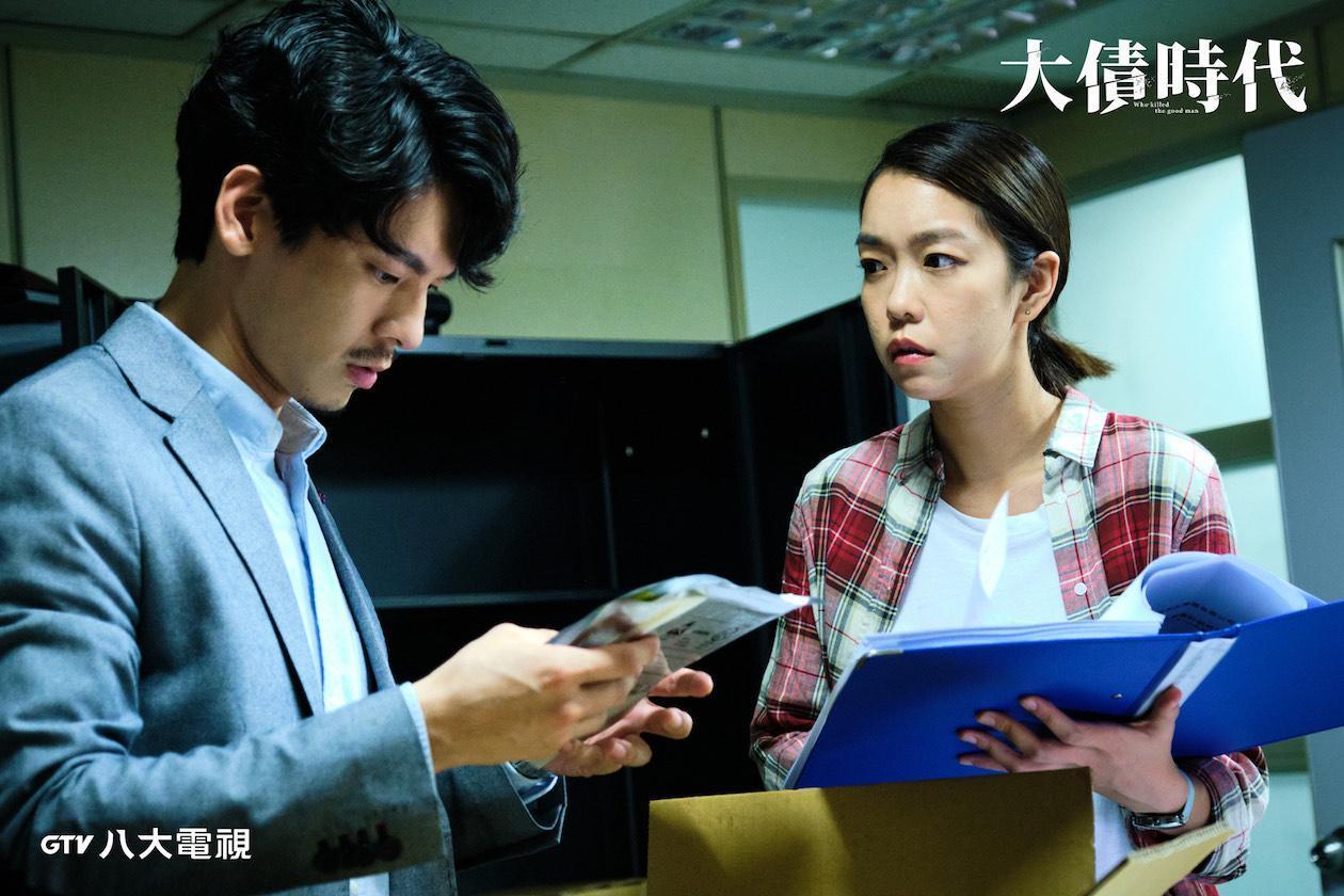 大霈(右)與王柏宏(左)合演《大債時代》體悟相當多。(八大提供)