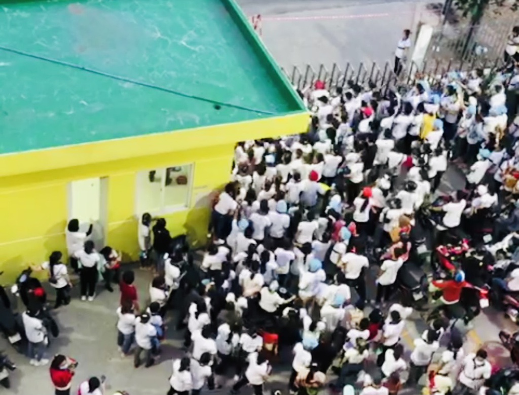 台資企業安普新公司一名員工確診，數百名員工不願配合工廠篩檢，推開鐵門竄逃。（翻攝thanhnien.vn網站）