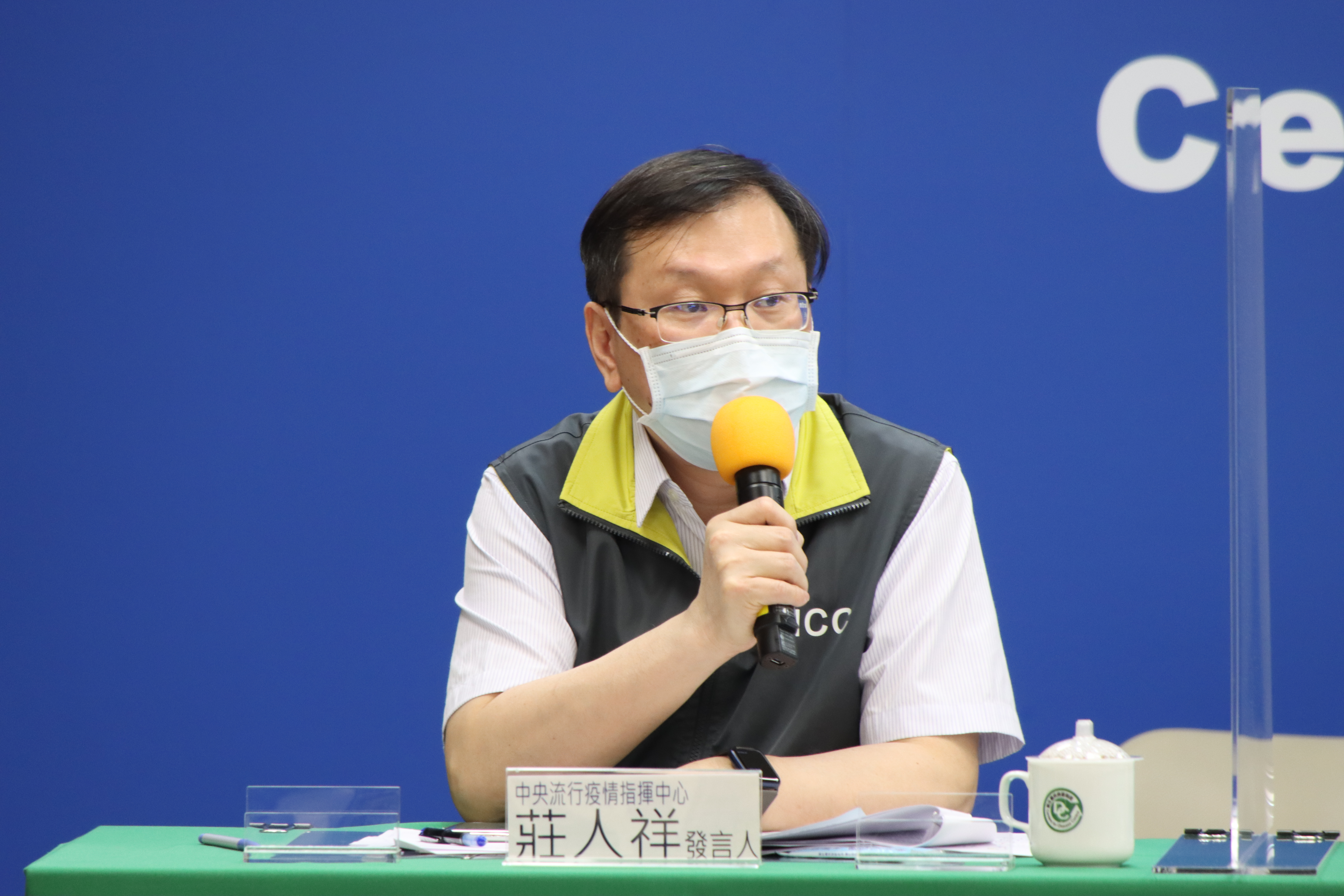 網傳打完莫德納疫苗的長輩「手臂能吸附鐵製餐具」，莊人祥對此笑笑回應，目前還無法解釋這個現象。（指揮中心提供）