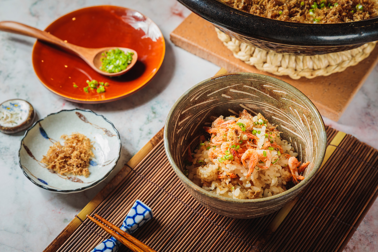 微鹹淡雅的「櫻花蝦炊飯」，米粒吸潤鮮味。（不固定推出，需詢問預約。680元／2人份1合米；圖中拍攝為2,720元／10人份4合米）