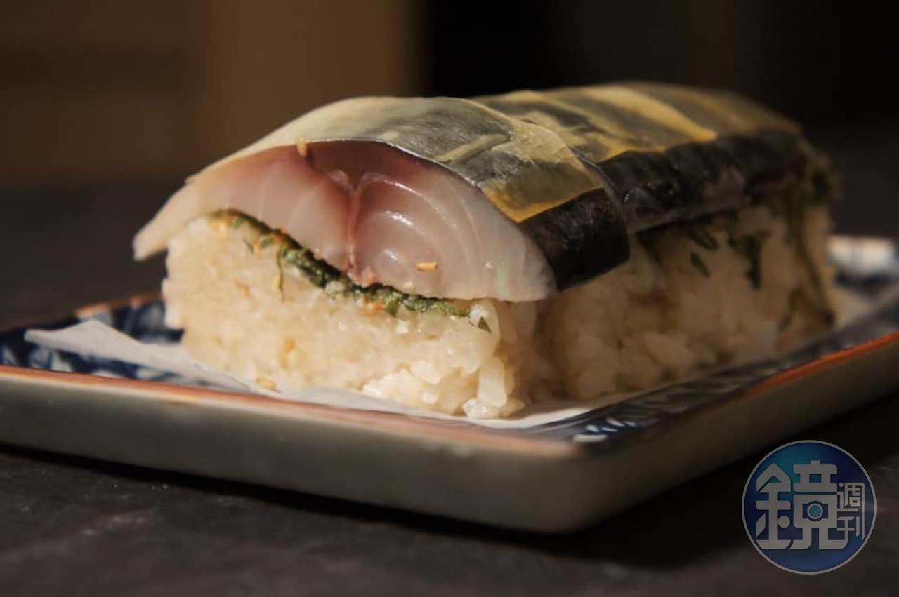 平時一位難求的Ashin阿鑫小料理，在疫情期間開放外帶「鯖魚棒壽司」，是人氣餐點。（外帶菜色需詢問預訂）
