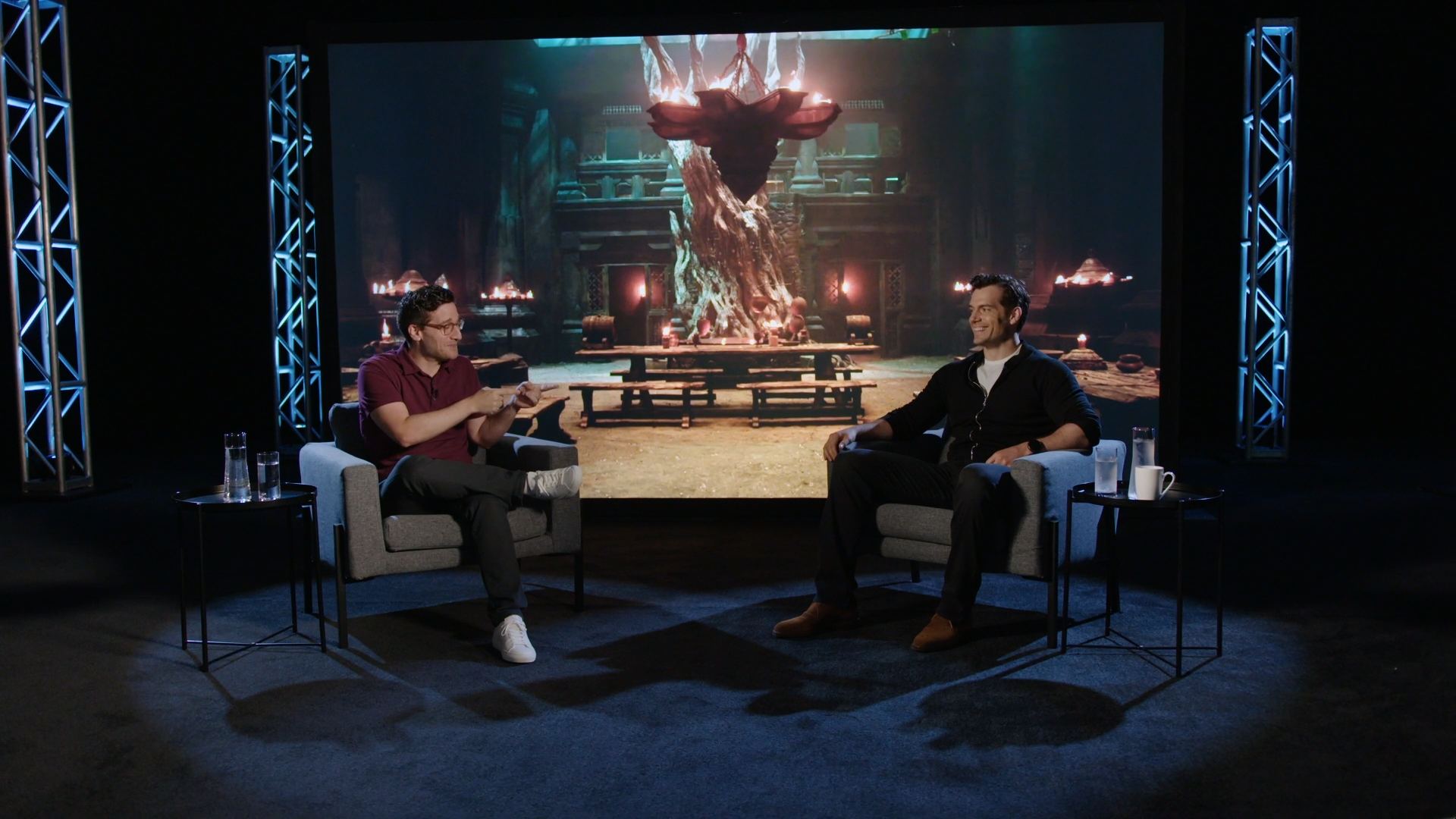 亨利卡維爾（右）與活動主持人暢談演出《獵魔士》的心得。（Netflix提供）