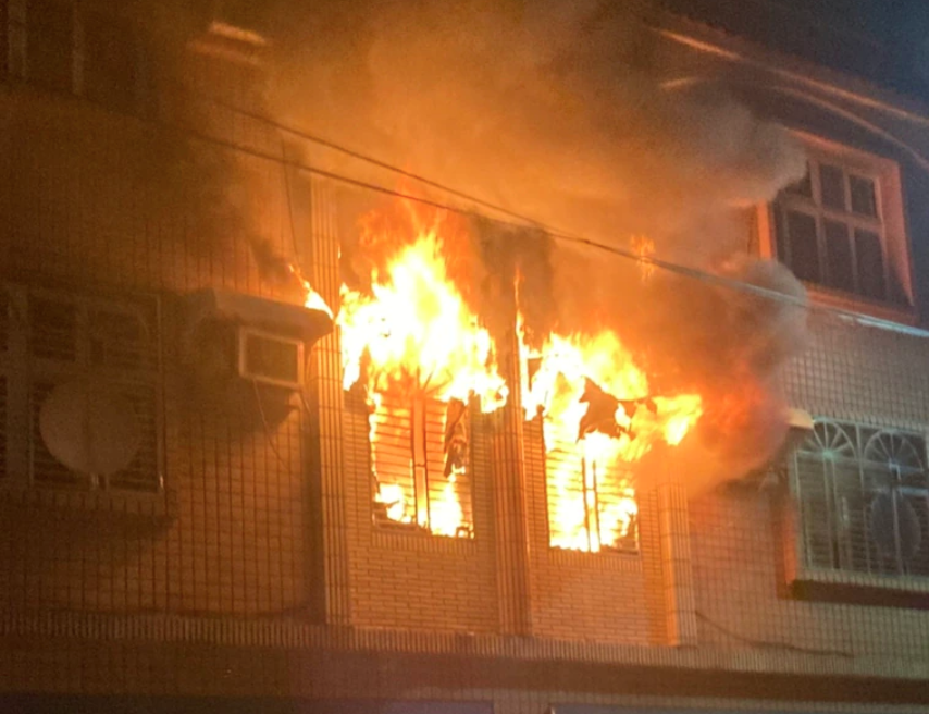 苗栗一處出租透天厝發生大火，房東為疏散3名房客不幸殞命。（翻攝畫面）