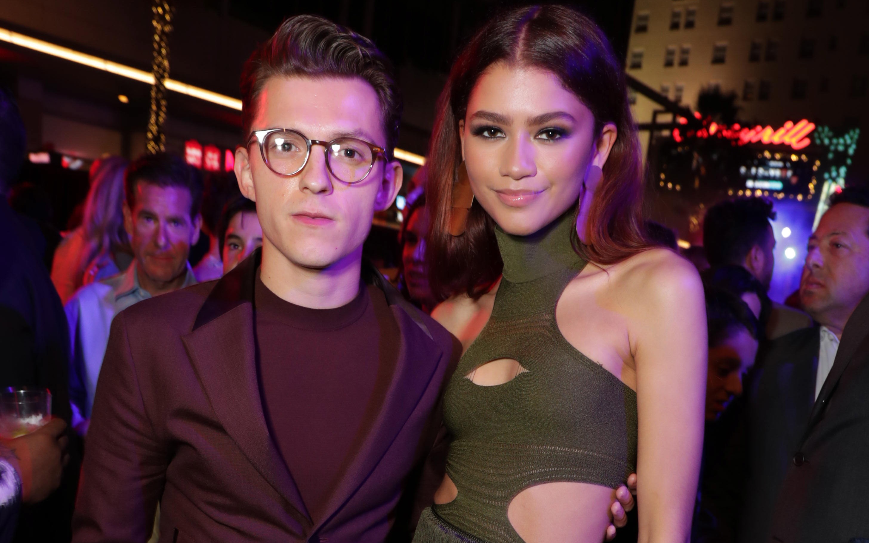 湯姆霍蘭德（左）與千黛亞（右）在《蜘蛛人：離家日》首映會上摟腰合照，讓人懷疑他們真的只是朋友嗎？（索尼影業提供）