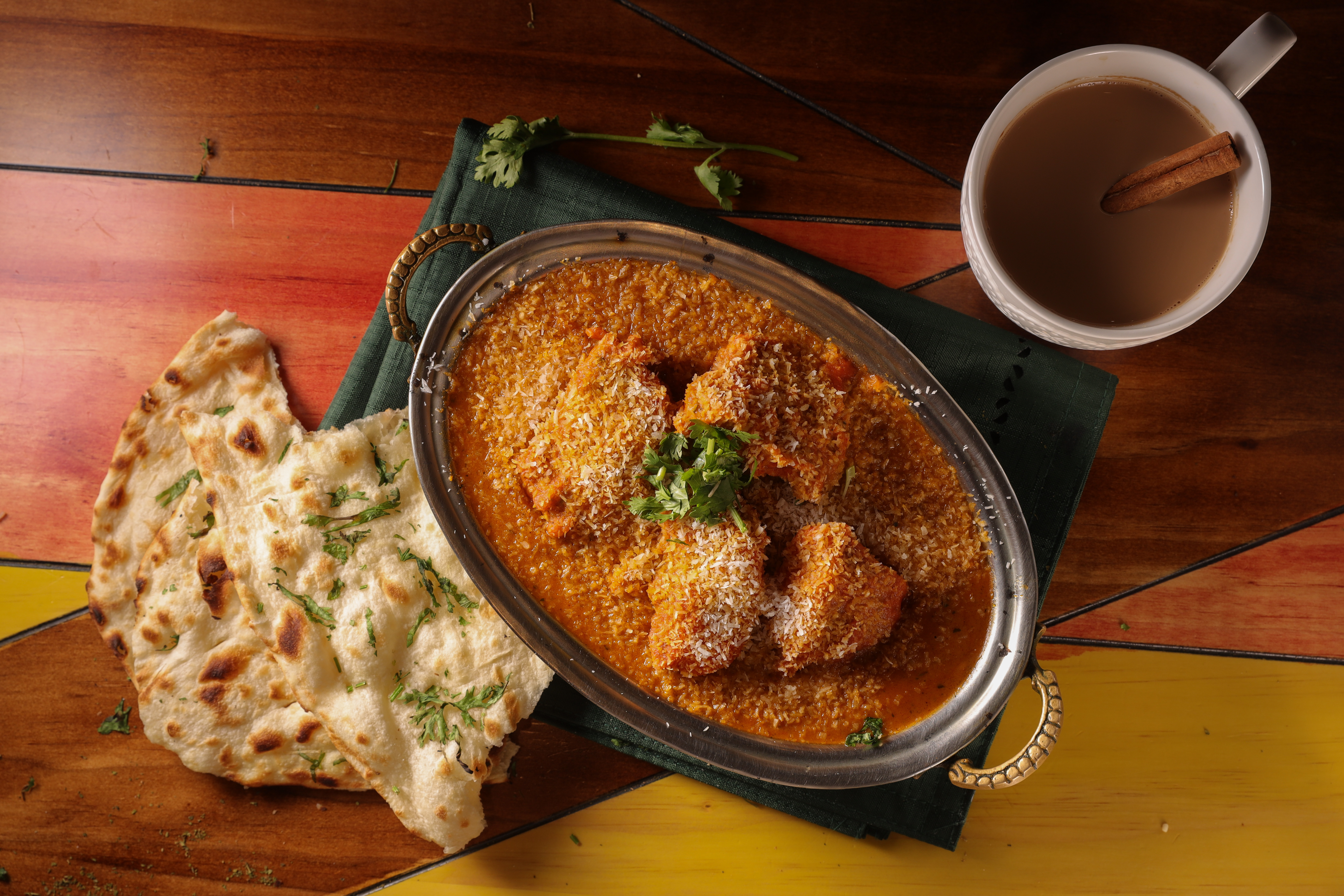 「印渡風情印度餐廳」推出自己的線上訂餐平台，店內熱賣的料理都可冷凍宅配到全台灣，像是椰香十足的「椰子咖哩魚」。（300元／份）