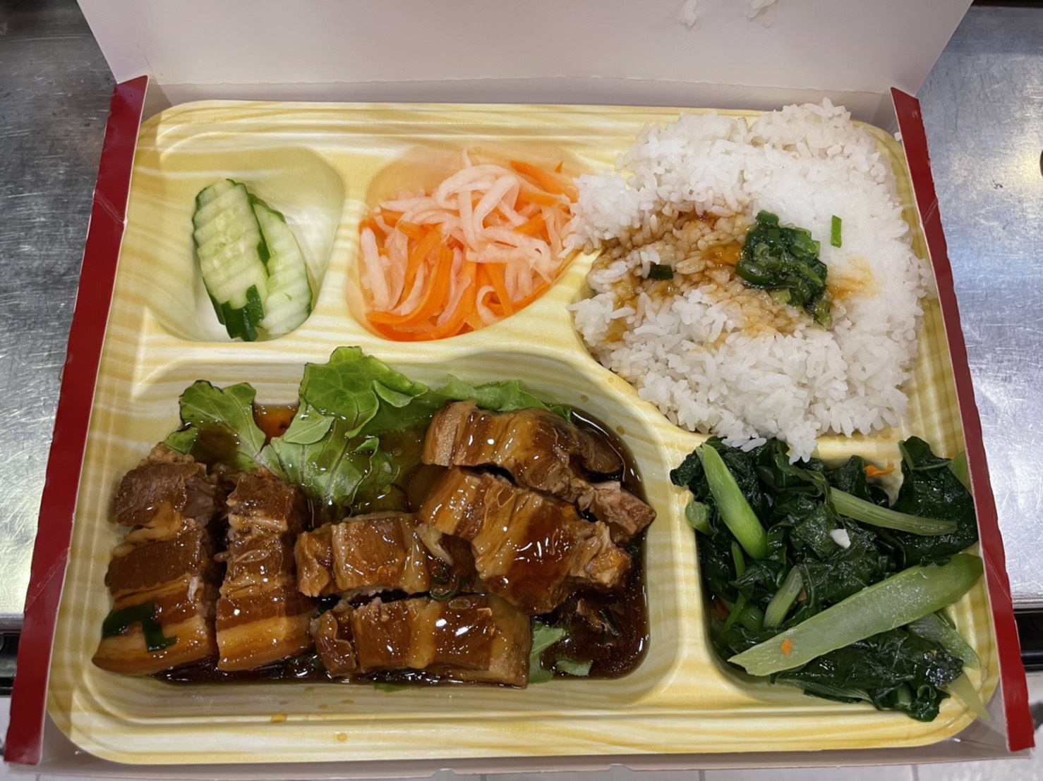 贈送給醫護、消防人員的「魚露焢肉便當」，與販售時的內容物相同，沒有因爲免費提供而縮水。（120元／份，銘記越南美食提供）