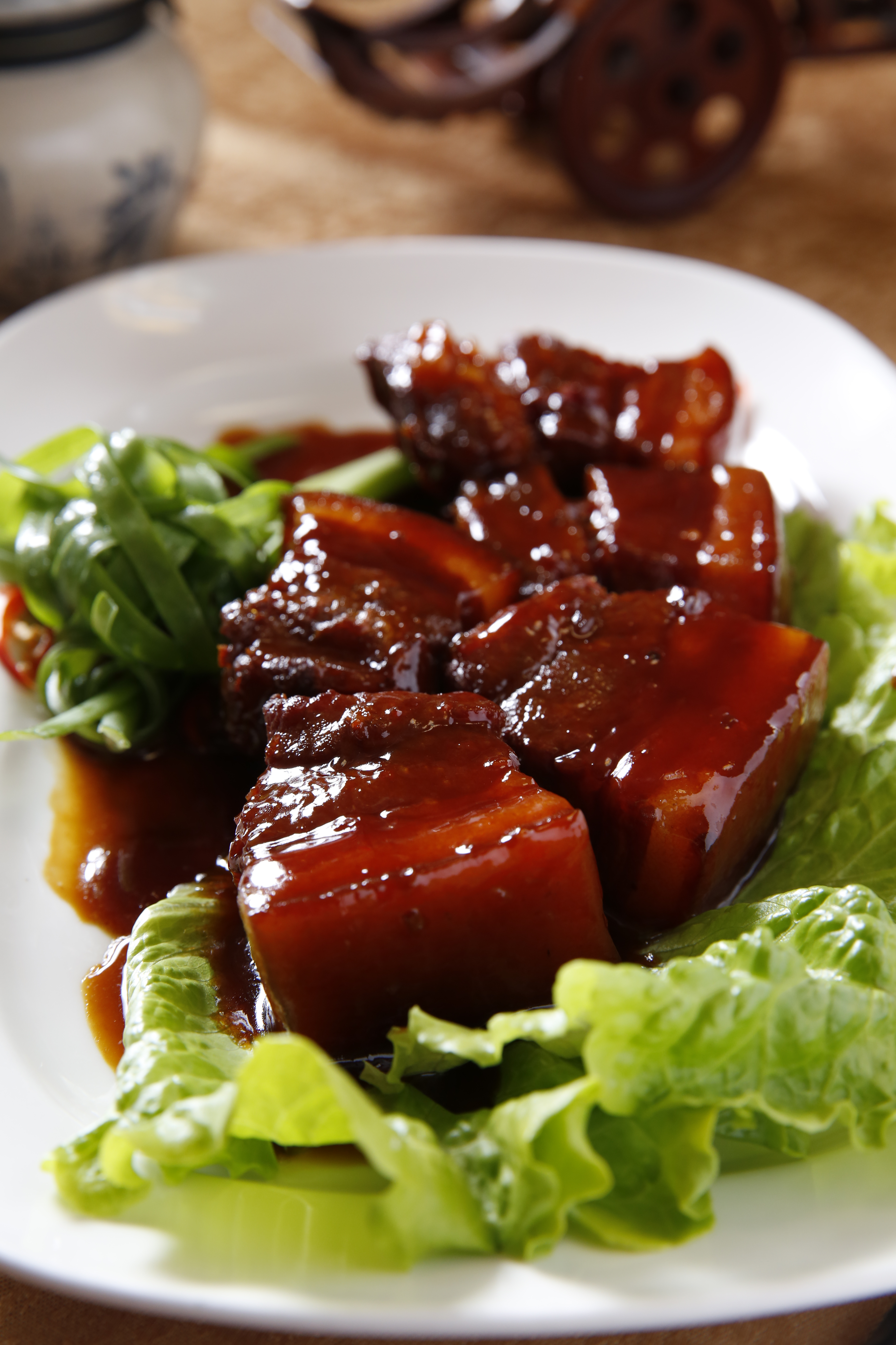 「魚露焢肉」醬色濃重卻不死鹹，十分配飯。（110元／份）