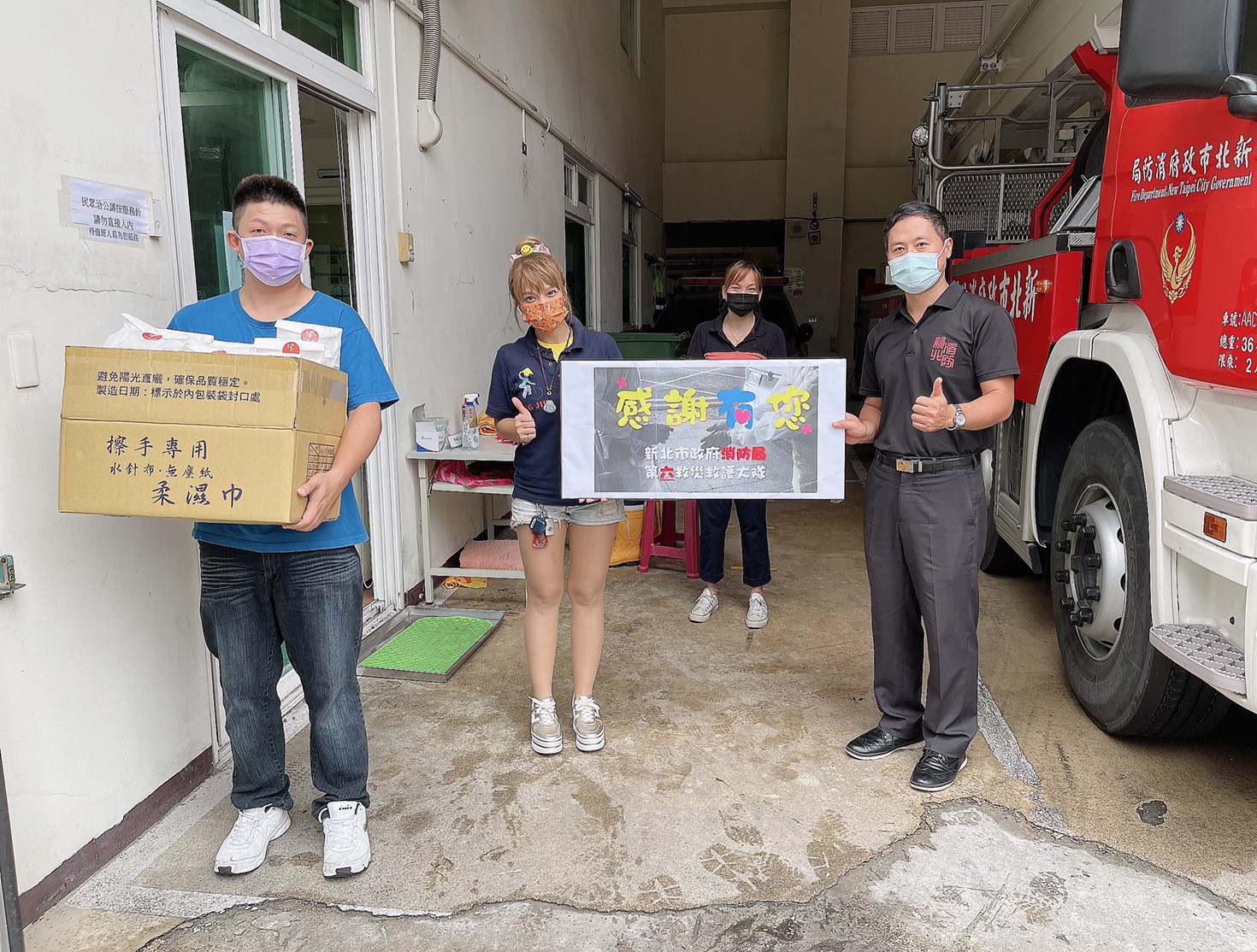 吳坤玲（左2）送給汐止國泰綜合醫院和汐止消防隊的便當數量，已經多達500份。（銘記越南美食提供）