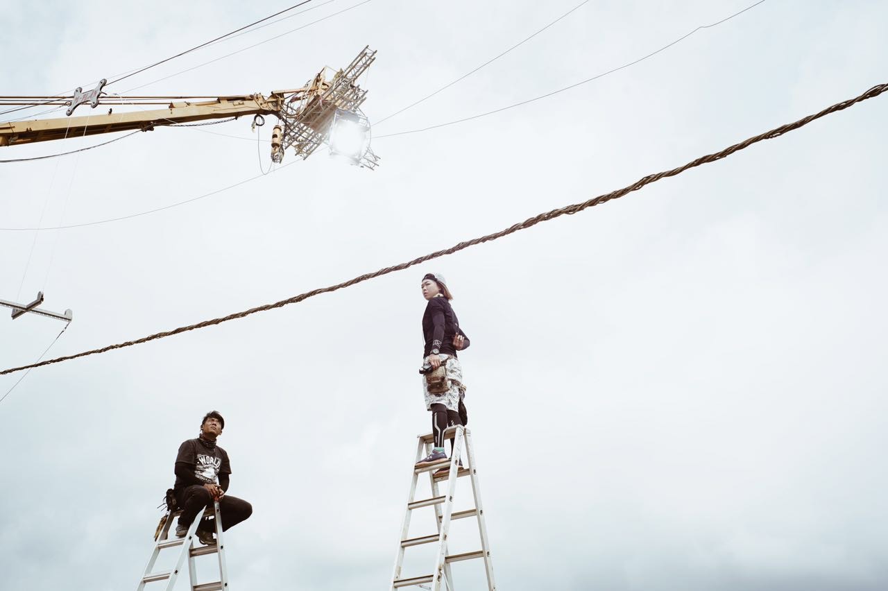 鍾瓊婷（右）畢業後因緣際會進入攝影器材公司上班，從打燈學起，沒想到一頭栽進這個領域。 （鍾瓊婷提供）