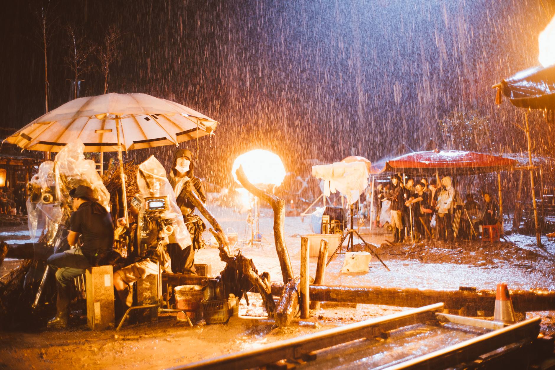 古裝片《健忘村》的光源全憑想像而來，鍾瓊婷以吊車調度燈光，每場戲都是挑戰。（翻攝自健忘村臉書）