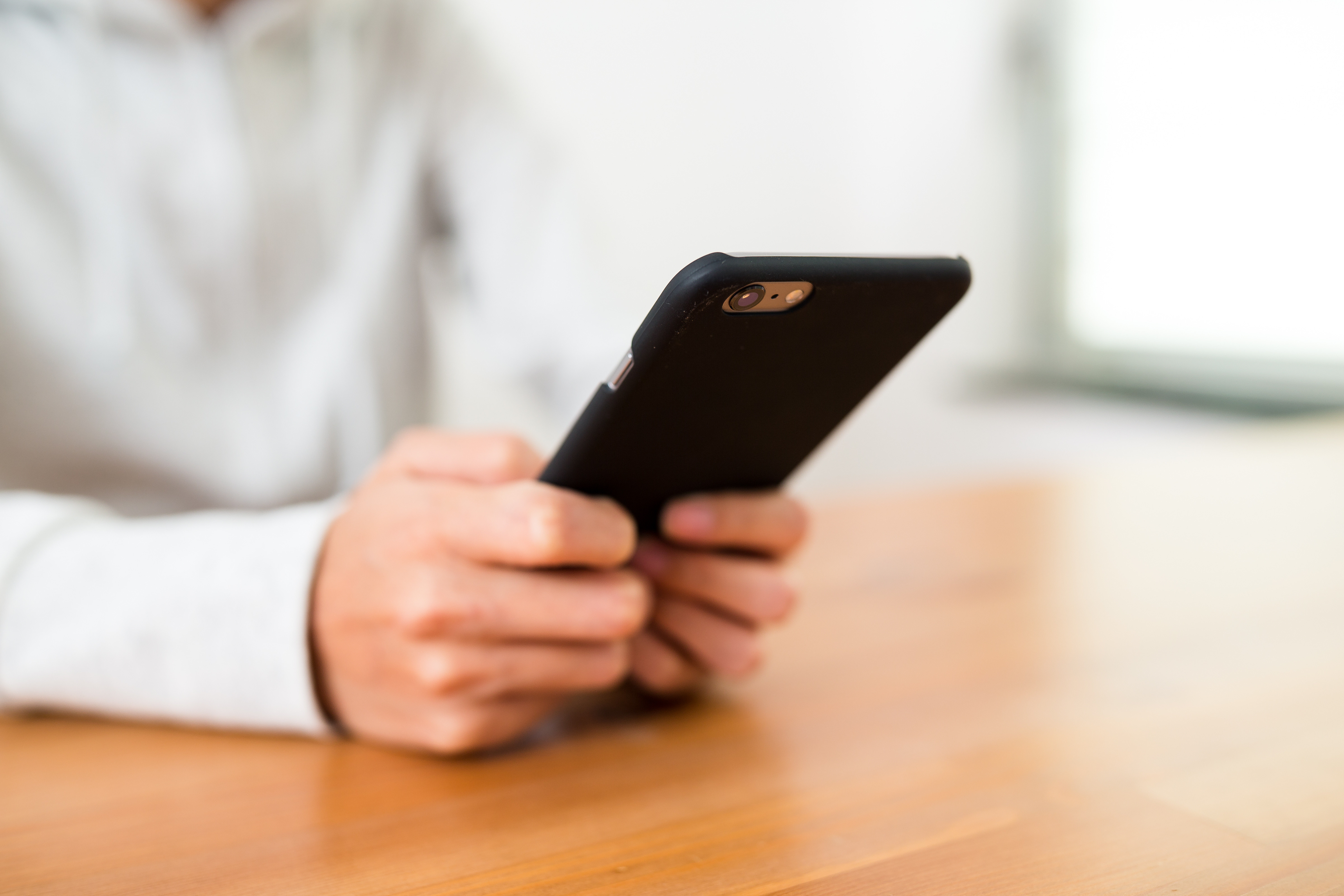 一名男大生發文表示，他透過網銀轉帳的備註功能，抓包女友偷吃。（東方IC）