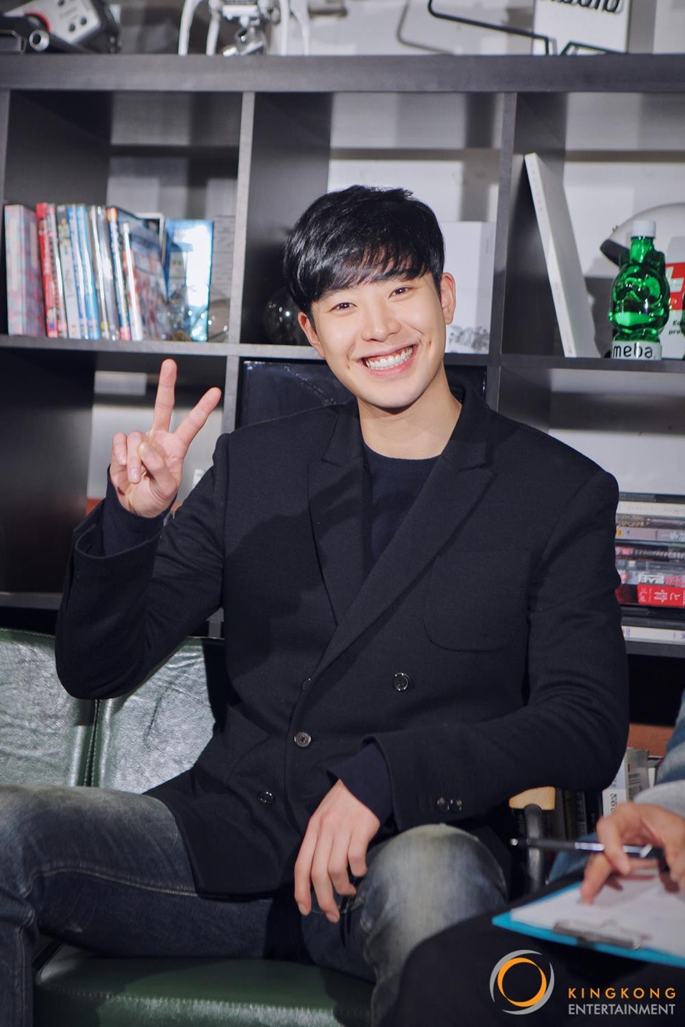 朴敏雨擁有模特兒身材和招牌暖男微笑，以《Roommate》走紅後戲劇邀約也增加。（翻攝自朴敏雨Facebook）