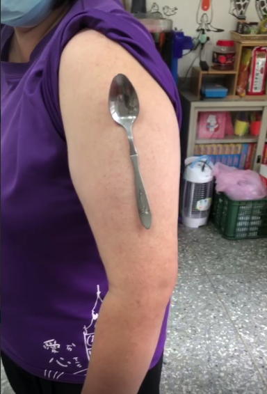 南投有3名幼教老師，因看新聞發現國外有報導稱打莫德納疫苗可以產生磁力，親身測試後竟都成功。（翻攝畫面）