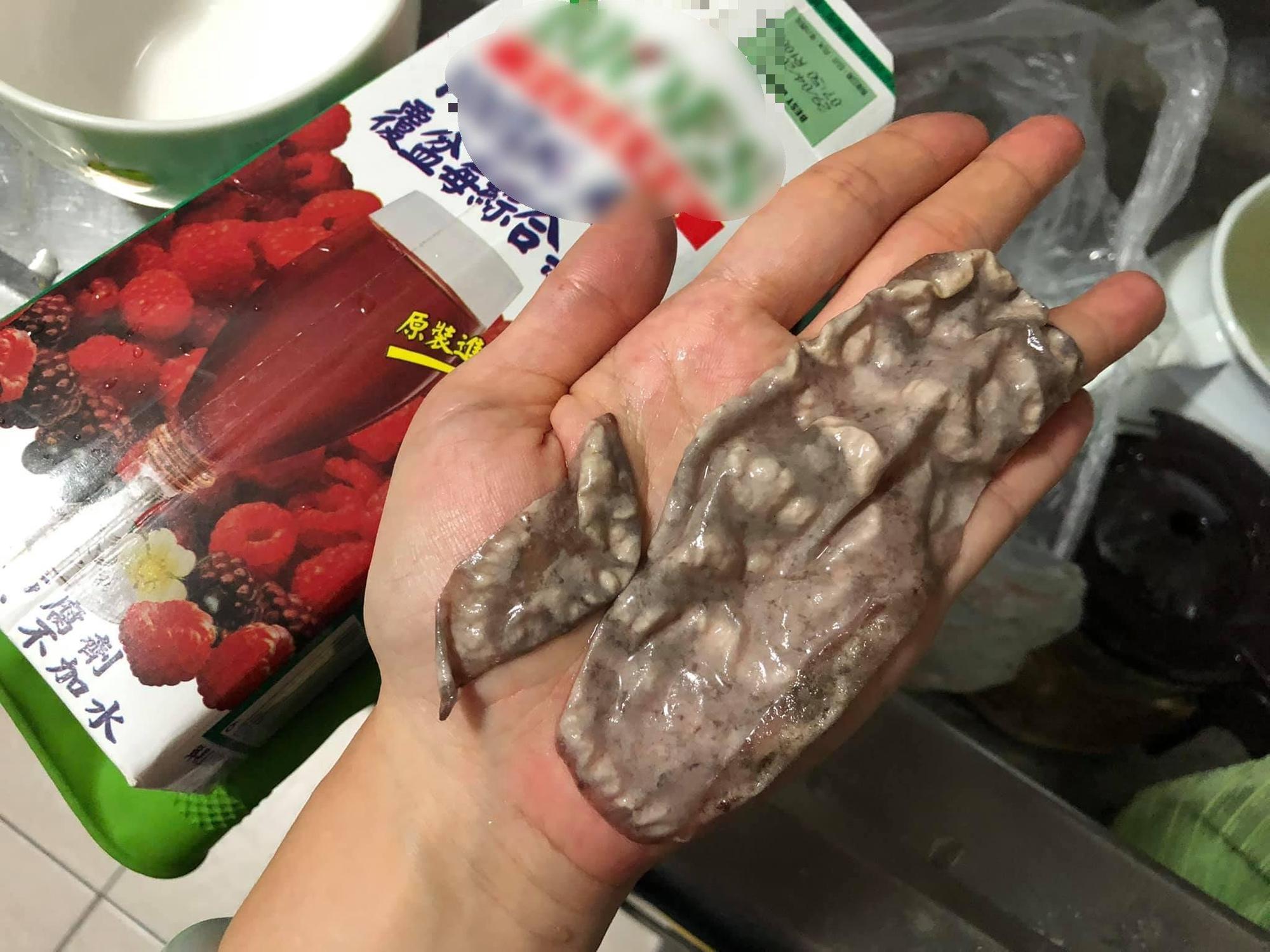 果汁盒中謎樣的沉澱物在手掌上攤開後，面積非常驚人。（翻攝爆料公社臉書）