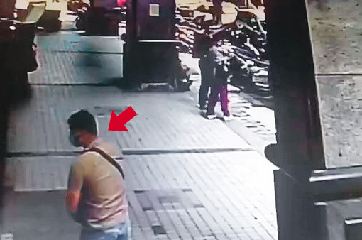 今年4月，W小姐的機車遭惡意破壞，她調閱監視器畫面，發現陳姓領隊當天曾在附近出沒。（讀者提供）