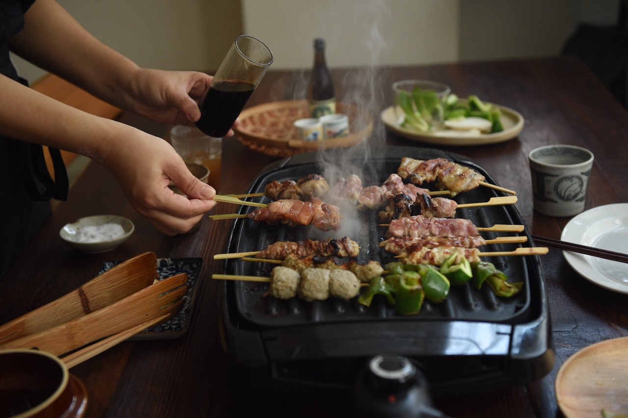 在家燒烤燒鳥串燒，很有熱熱鬧鬧的東洋情調。