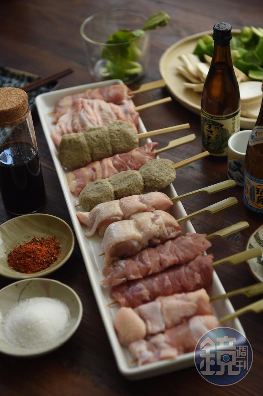 開箱「台北鳥喜」的「雞肉串燒禮盒」，取出食材一列排開，想像自己坐在日本燒鳥店的板前位置，旅遊日本的記憶瞬間回來。