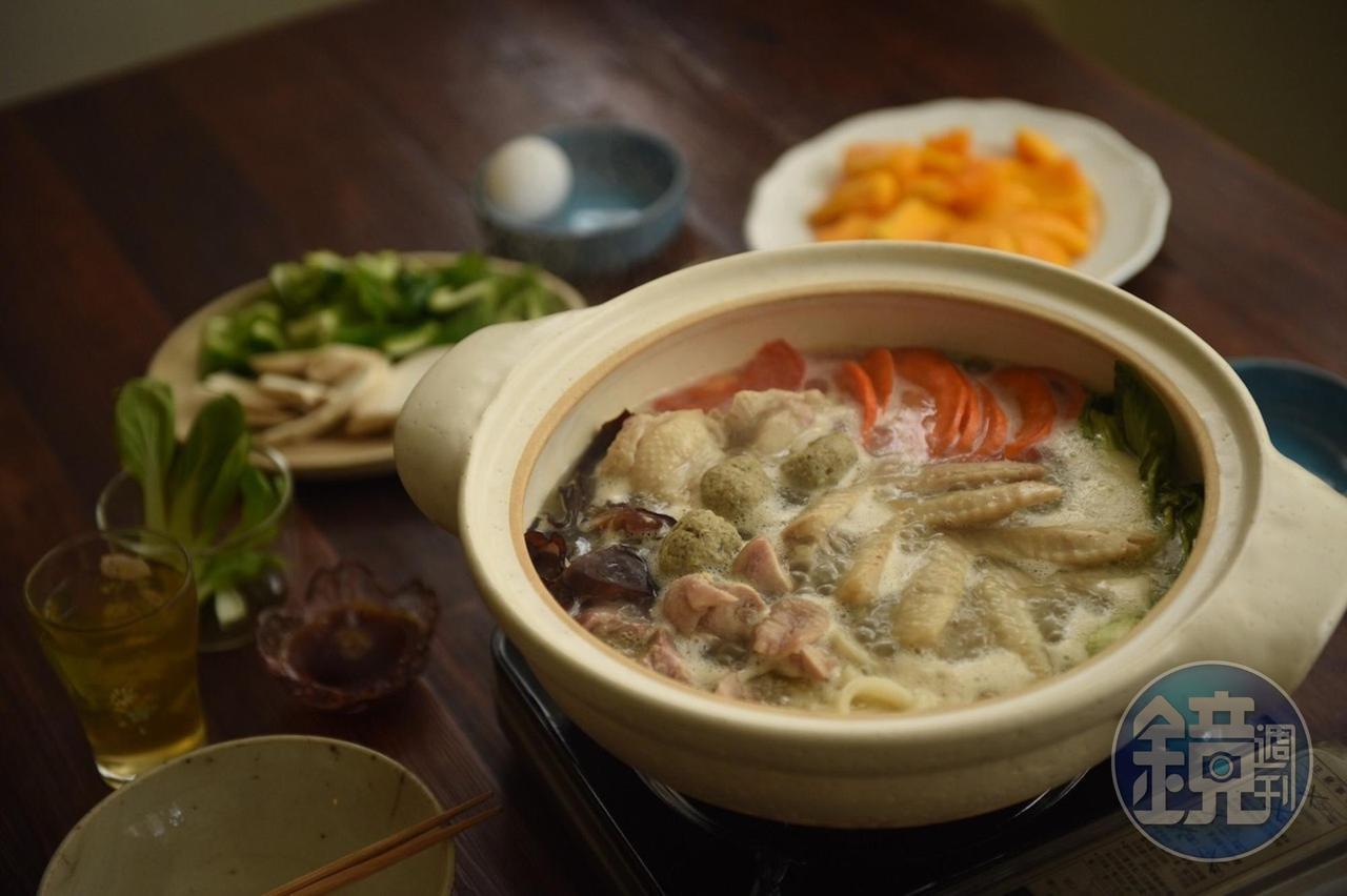 台北鳥喜的「特選雞白湯火鍋禮盒」，乳白色的雞湯濃郁黏嘴。