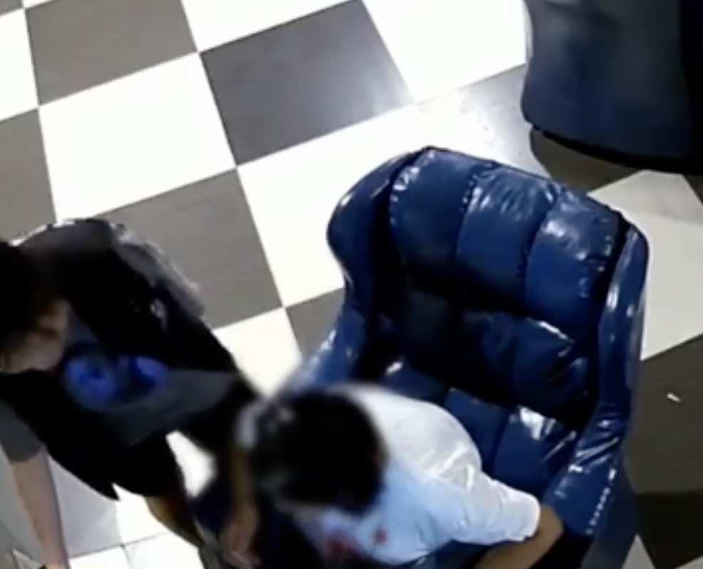 中國大陸一名老奶奶（右）天天去網咖報到，原因是「想要有人陪」，工作人員也細心幫她調好電視頻道。（翻攝自沸點視頻）